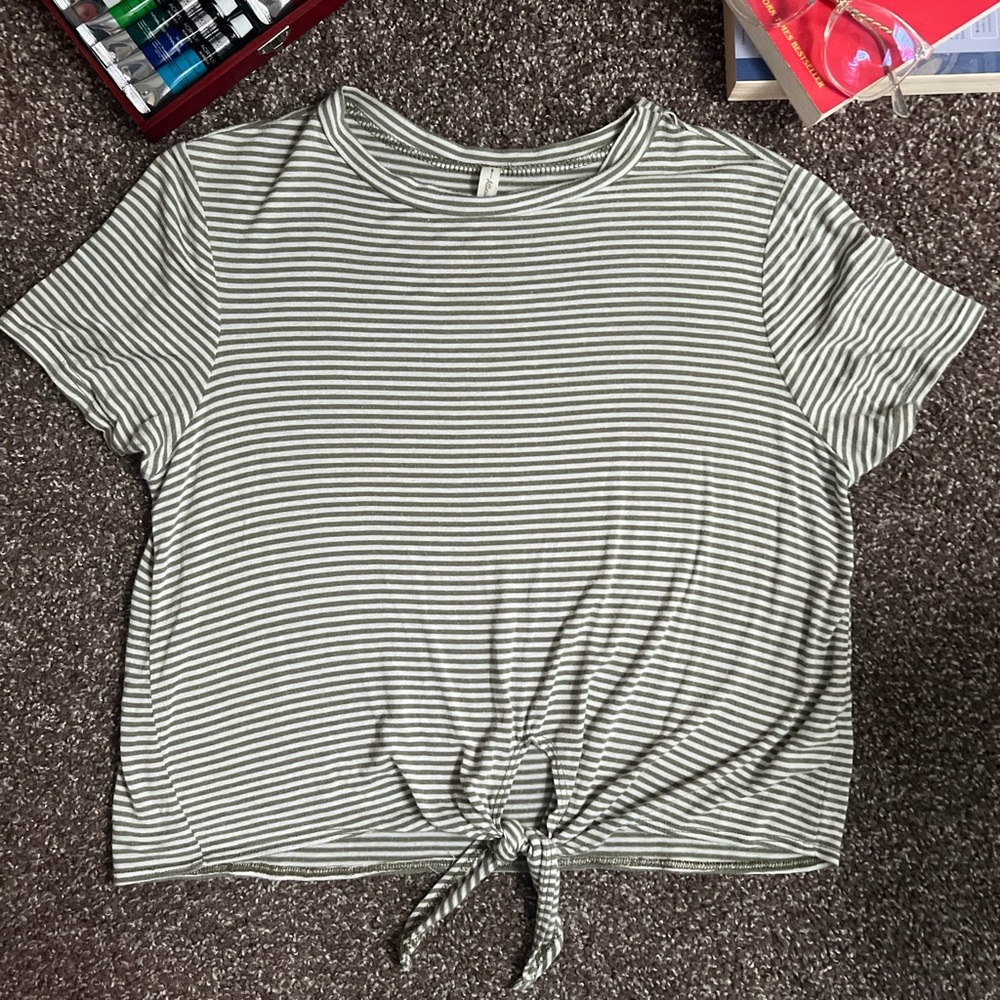 Women’s short sleeve shirt with cropped tie front detail